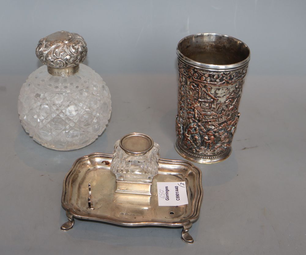 An Edwardian silver inkstand (a.f.), 14.9cm, a plated tumbler and a late Victorian silver mounted scent bottle, 14.5cm.